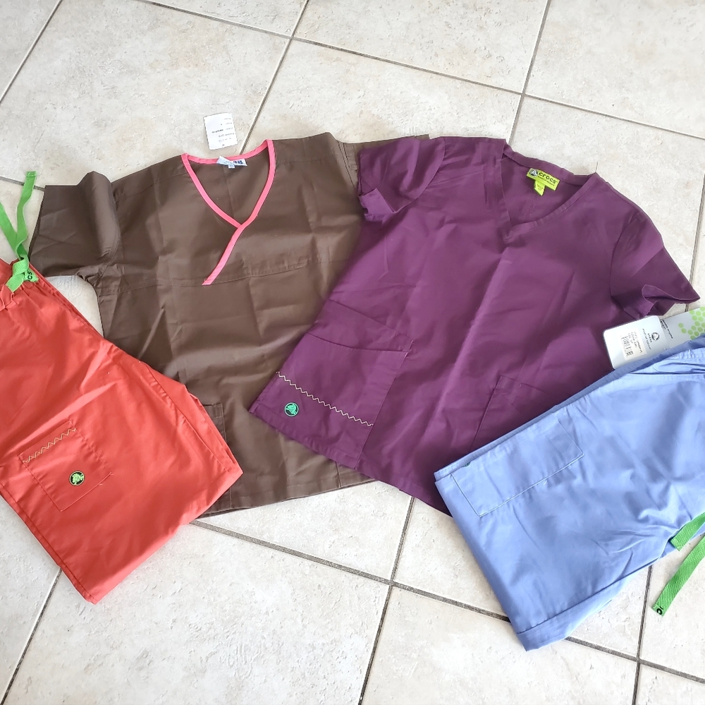 Croc/ Mobb scrub top and bottoms